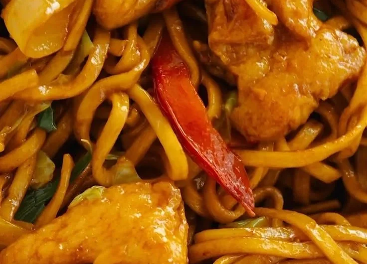 Delicious Simple Chicken Chow Mein served in a bowl with colorful vegetables