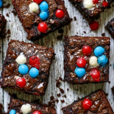 Delicious easy brownies on a plate with chocolate drizzle