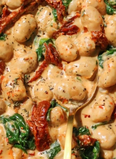 Creamy sundried tomato white beans in a bowl, a flavorful one-pot dish